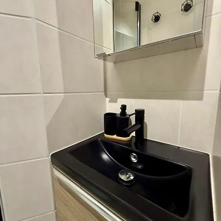 For 4 People - Air Conditioning - Wi-fi - Parking Apartment *